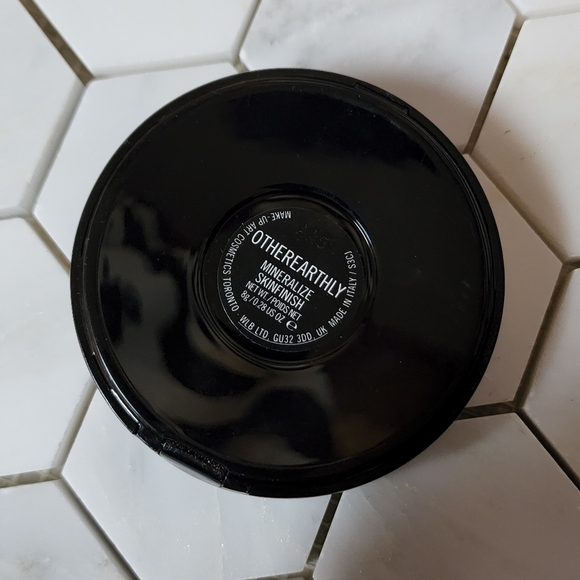 MAC Otherearthly Mineralize Skinfinish - Picture 4 of 5